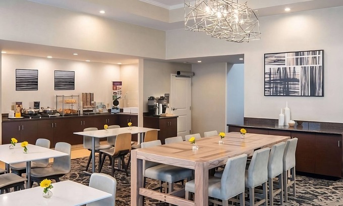 Brentwood Apartamento | Enjoy Nashville With Your Family, Full Kitchen, Free Breakfast & Pool!