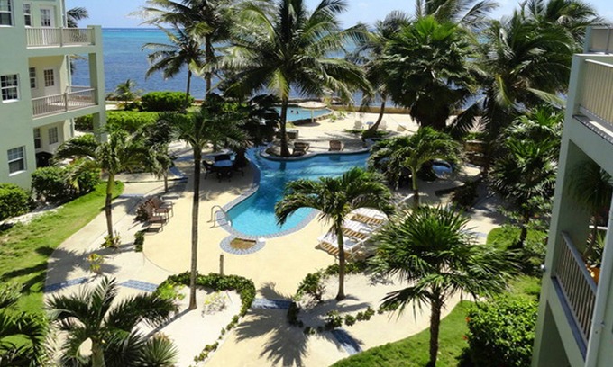 San Pedro Condominio | Disfrute de las vistas al mar desde este condominio de 2 dormitorios / 2 baños.