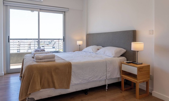 Comuna 10 Apartamento | Enjoy our apartment. Fully equipped kitchen, AC, TV, WiFi, and Queen bed.