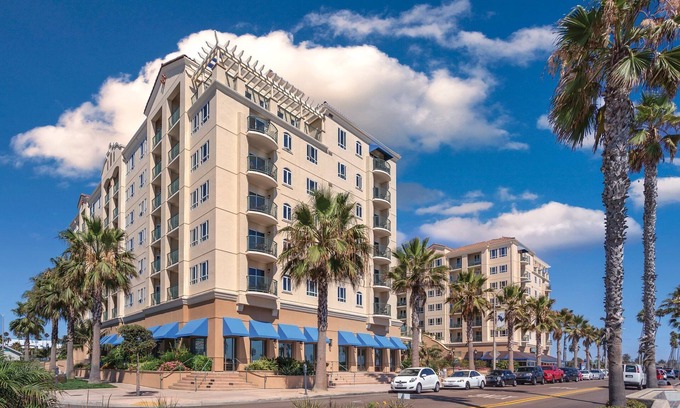 Townsite Complejo | Disfruta de nuestro Downtown Oceanside Seaside Resort con piscina, jacuzzi, sauna, sala de juegos y gimnasio