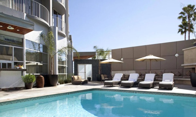 Los Angeles Hotel | Enjoy Rooftop Dining and Iconic LA Views at Quirky West Los Angeles Room