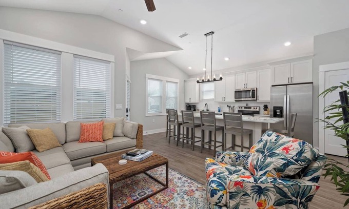 Corolla Village Condominio | Enjoy Sea Life! Steps to the Beach!