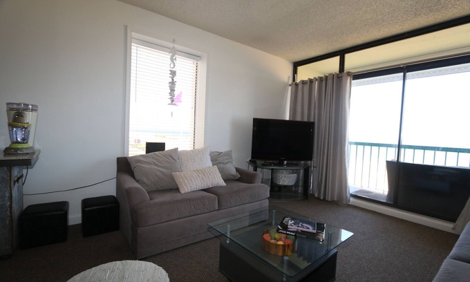 Northeast Virginia Beach Condominio | Enjoy Sunrise and dolphin's swimming every morning from your personal balcony!