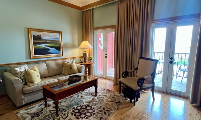 Historic Downtown Apalachicola Condominio | Disfrute de las vistas del amanecer sobre el río Apalachicola desde este condominio en el tercer piso