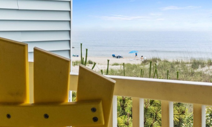 Ocean Isle Beach Condominio | Enjoy Sunset Views at Cozy Oceanfront Condo + Pool on Ocean Isle Beach, NC