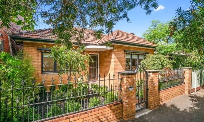 South Melbourne Casa | Enjoy the best of inner-bayside Melbourne in a sunny, fully renovated 3 BDR home