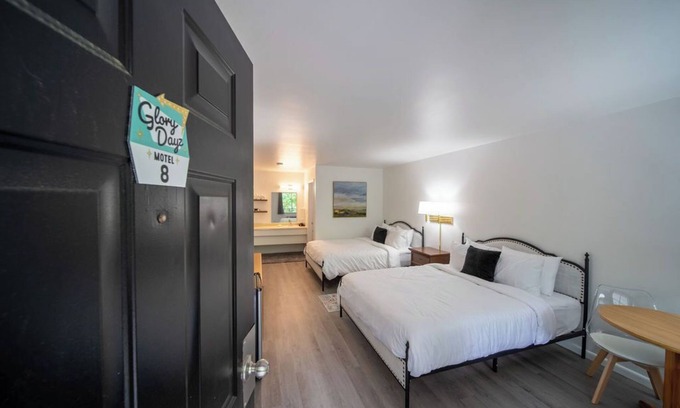 Eureka Springs Complejo | Enjoy the charm of Queen Suite Number 8 at GloryDayz!