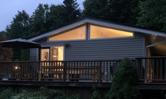 Flesherton Cabaña | Enjoy the Fall Colours in this Family-friendly Bungalow in the Woods