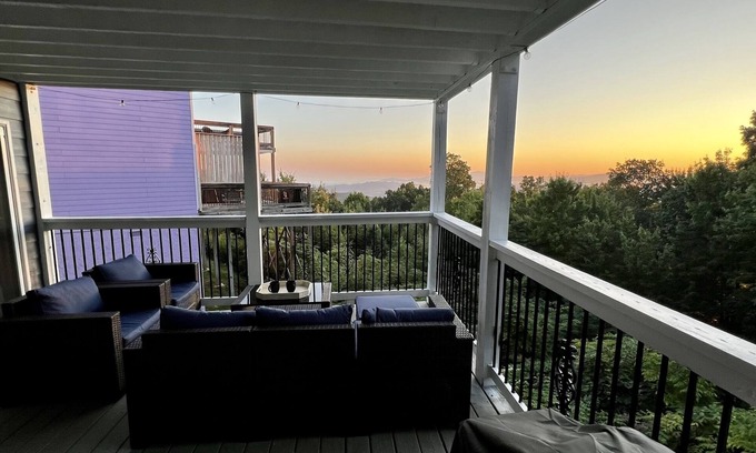 Gatlinburg Chalet De Esquí | Spring has sprung @ amazing 2BR near Gatlinburg & Pigeon Forge! Hot Tub!