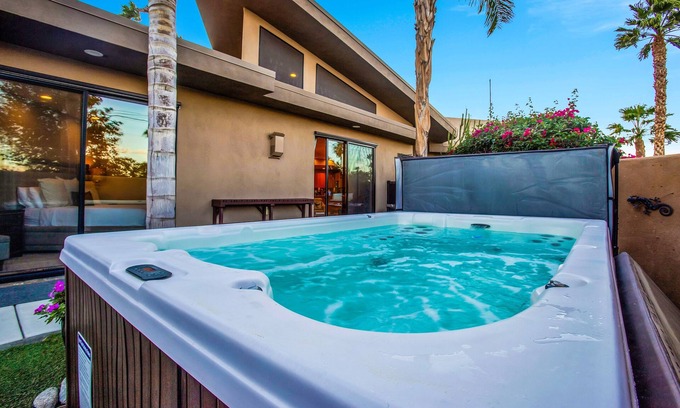 Chino Canyon Casa | Enjoy the MorningSun in a Stylish Townhouse with Private Spa & Putting Green