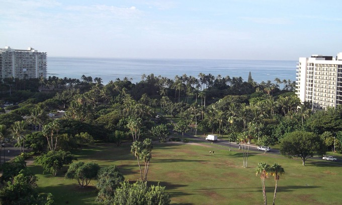Waikiki Condominio | Disfrute de la vista al mar, playas relajantes y vibrante vida nocturna.