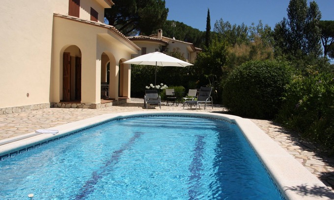 Calonge Villa | Disfrute de la paz con las comodidades del hogar en una hermosa región.