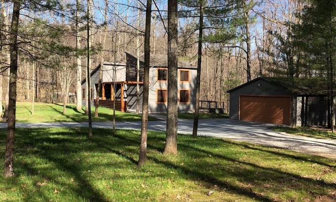 Helmsburg Casa | Disfrute de la paz y la tranquilidad de la bella Nashville, Indiana.