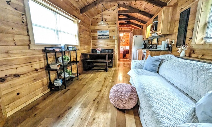 Valley Hill Cabina | Enjoy the serenity of this charming getaway in Hendersonville, NC