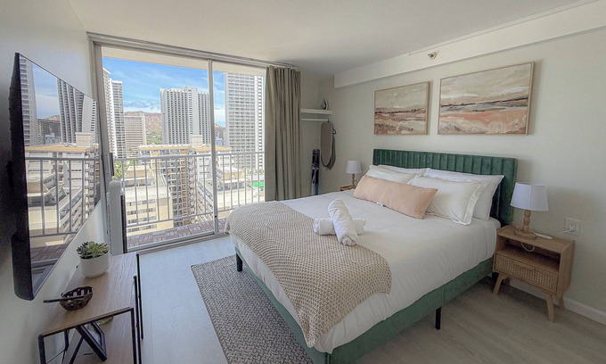 Waikiki Apartamento | Enjoy this 18th-floor 1br apartment with stunning ocean and Diamond Head views!