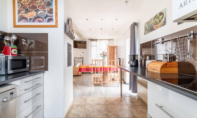 Ferriere-la-Petite Casa | Enjoy this cozy and pretty vacation home by a stream in green surroundings.