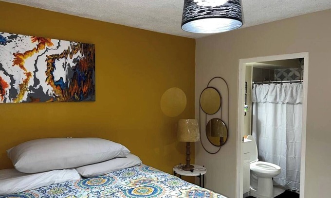 New Kingston Apartamento | Enjoy this central, stylish 1 bedroom apt. with AC, wi-fi, security, and more!