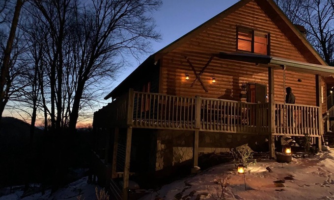 Mars Hill Cabina | Enjoy this sprawling property and its wide range of amenities. A wonderful home for large groups.