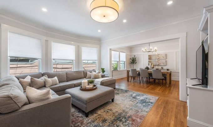 Richmond District Apartamento | Enjoy ultra convenient City living from this comfortably stocked and furnished two level home