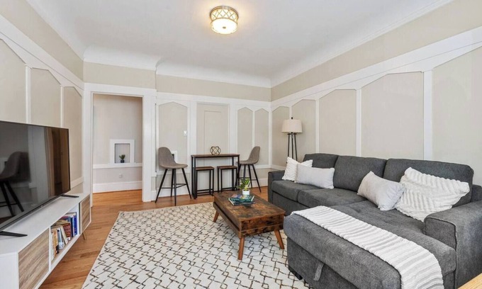 Richmond District Apartamento | Enjoy ultra convenient City living from this comfortably stocked and furnished contemporary flat