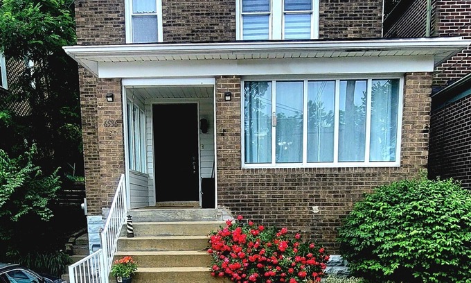 Squirrel Hill South Casa | Enjoy Urban Living at our Steel City Getaway w/ Seasonal Hot Tub!