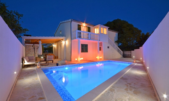Pozorac Casa | Disfruta de tu paz y tranquilidad en una casa con una piscina nueva