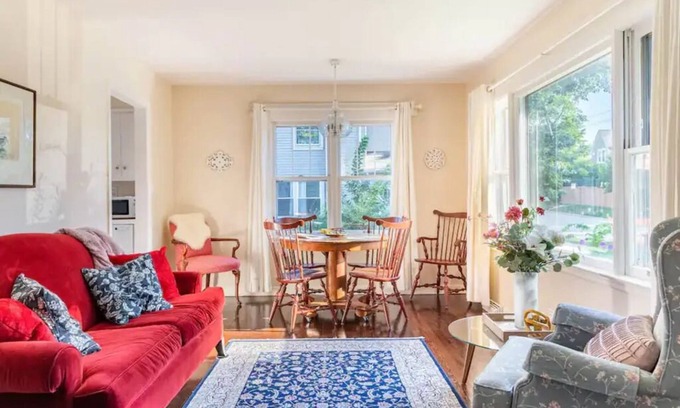 West Chicago Casa | Enjoy your stay at the Train Conductor’s Cottage!