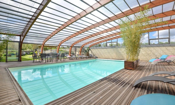 Vienne-en-Bessin Casa | Enjoy your vacation in a fantastically situated vacation home with indoor pool and sauna.