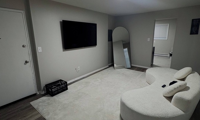 Hazel Park Apartamento | Enjoyable 2-bedroom apartment with AC in Hazel Park