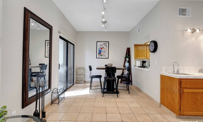 Bakersfield Condominio | Enjoyable 3-bedroom condo with AC in charming Bakersfield