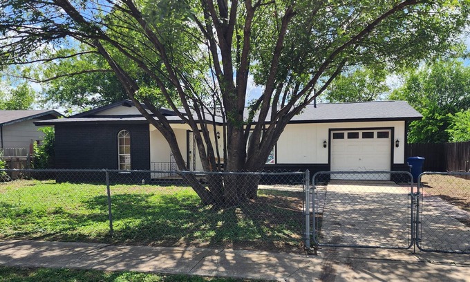 West San Antonio Casa | Enjoyable 3-bedroom house with AC in San Antonio