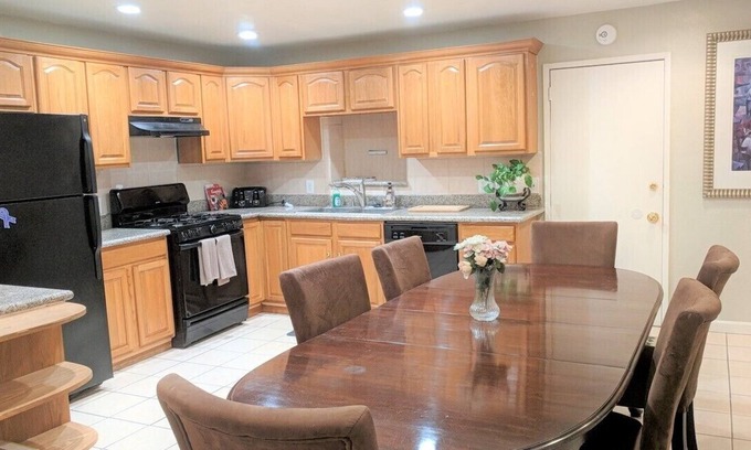 Oakland Casa | Enjoyable 6+bedroom house near Oakland Airport