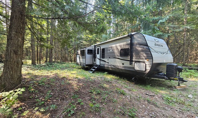 Clark Fork Casa | Enjoyable RV with AC, heat, water, in charming Clark Fork. Pet friendly.