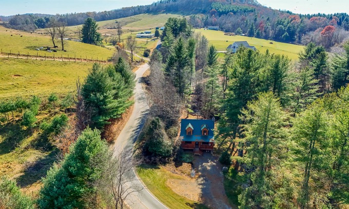 Ennice Cabina | Ennice Cabin w/ Waterfall: Near Blue Ridge Pkwy!