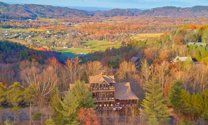 Wears Valley Cabina | Enormous Luxury - Pool - Borders National Park/Private Trail - 4 Stories - Media