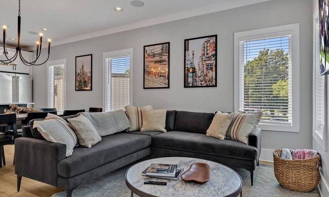 Berry Hill Casa | Ensemble-4 Unit Combo-8 mins to Broadway