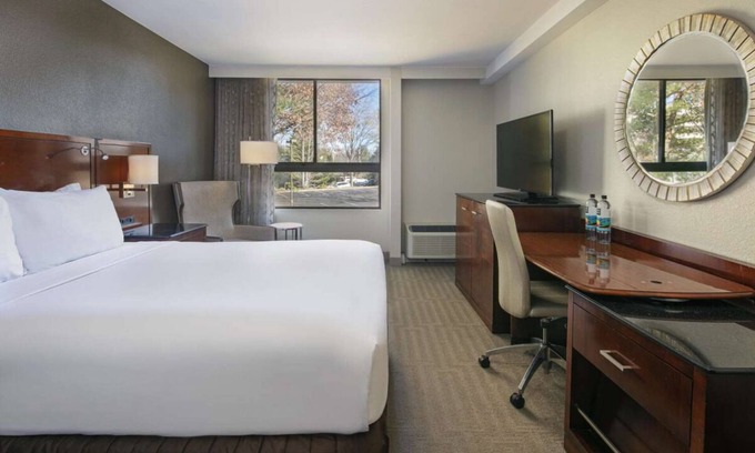 Executive Park Apartamento | Ensuring a Very Comfortable & Memorable Stay! Pets Are Welcome, Parking, Pools!
