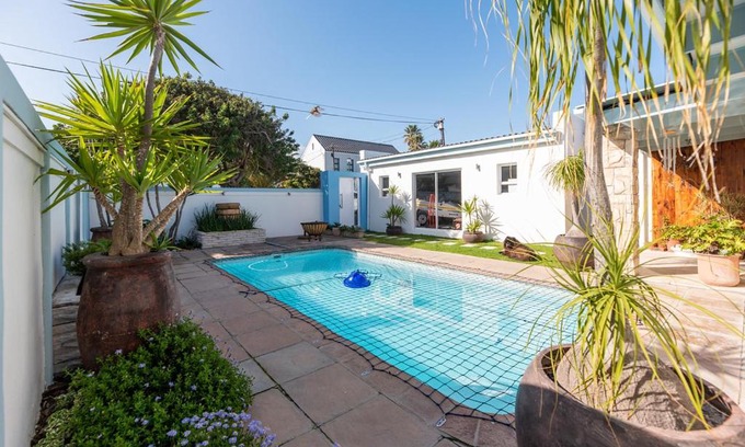 Melkbosstrand Casa | Entertainers Holiday Home In Melkbosstrand- 3 ensuite bedrooms