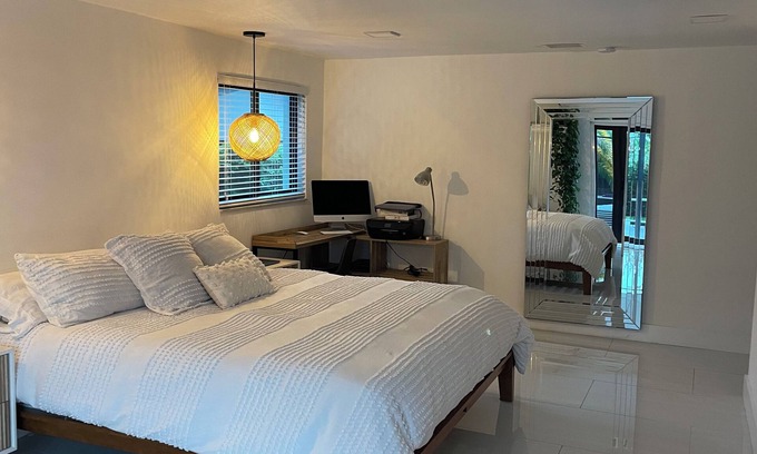 Hialeah Casa | Entertaining & Modern home, Champagne Spa & Gazebo