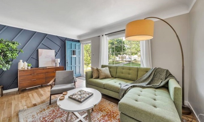 Drayton Plains Casa | ★Entertainment & Game Room w/ Bar★ Cheerful Royal Oak Bungalow w/ 2 Full Baths