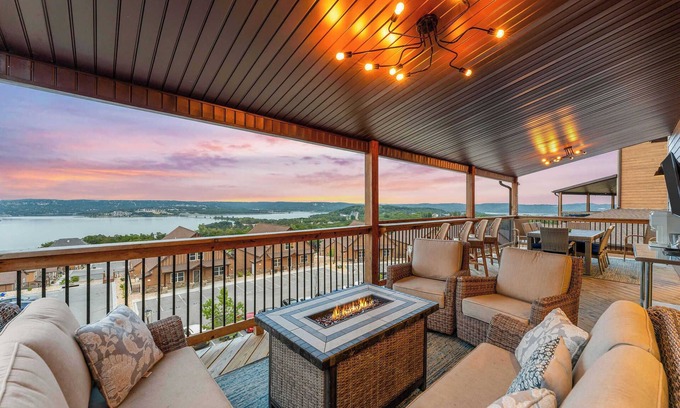 Kimberling City Casa | Entertainment Lodge! Private Hot Tub!