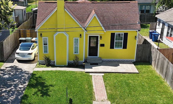 Del Mar Casa | Entire 2-bedroom house in Corpus Christi with CAL KING BED,EV-CHARG AC, WiFi