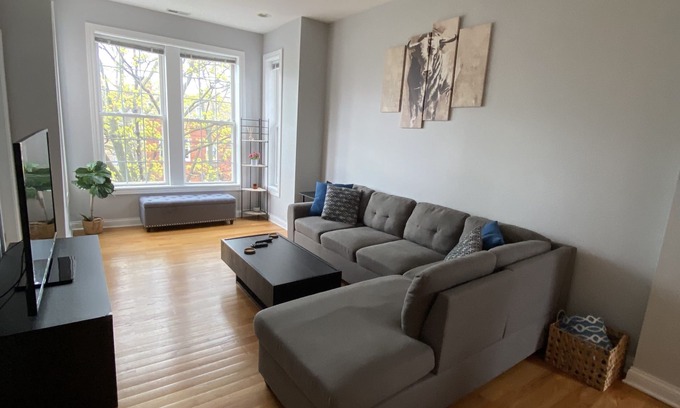 Chicago Condominio | Entire 2 bedroom with Office & Deck!
