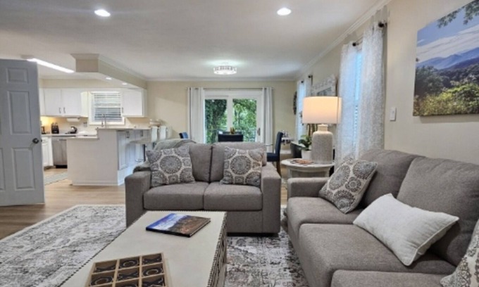 Ashley Oaks Casa | Entire 2-Level House 2 Kitchens 2 Living Rooms 20 Min to UT, Sleeps 10, 1900 SF
