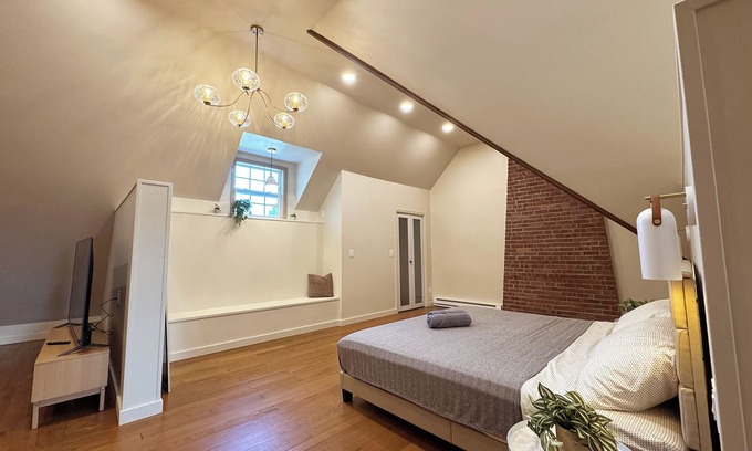 Erie Casa | Entire 3,000 sq ft Home + Huge Loft + GAME ROOM!