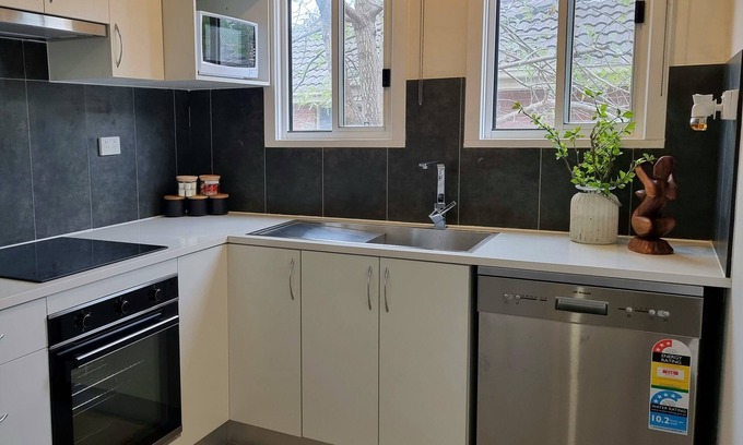 Doveton Casa | Entire 3 bedroom Doveton home, close to Dandenong Plaza