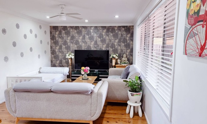 Sydney Casa | Entire 3 Bedroom - Fully fenced individual home in tranquil cul de sac