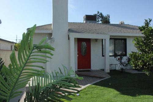 Pacoima Apartamento | Entire 3 Bedroom Home with Golf Putting & hot spa