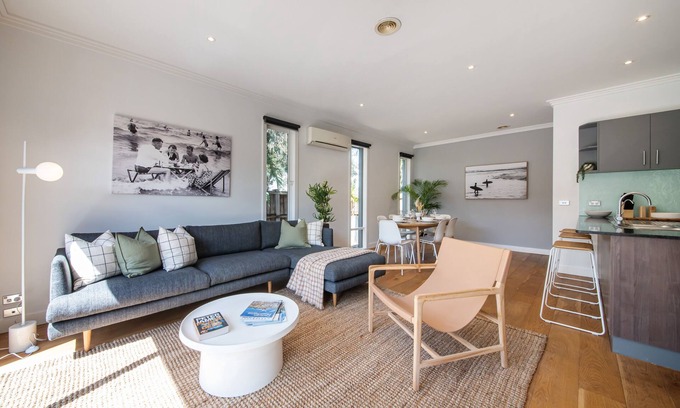 Mordialloc Casa | Entire 4 Bed 2 Bathroom home with Garden and Parking. 15 Min walk to beach!