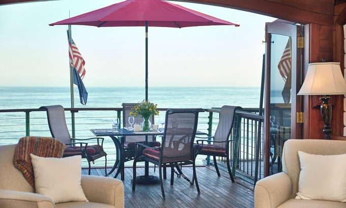 Montecito Casa | Boat House: en una playa semiprivada, construida como un barco de vela personalizado con chimenea.